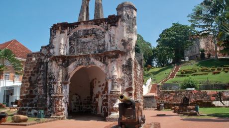 Малайзия - Крепостта A Famosa и историческата порта Porta de Santiago в Малака